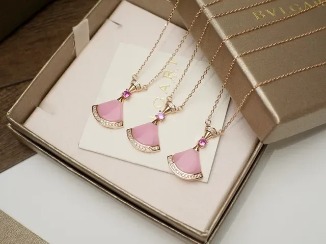 Pink Gold Fan-Shaped Pendant Metal Necklace 7