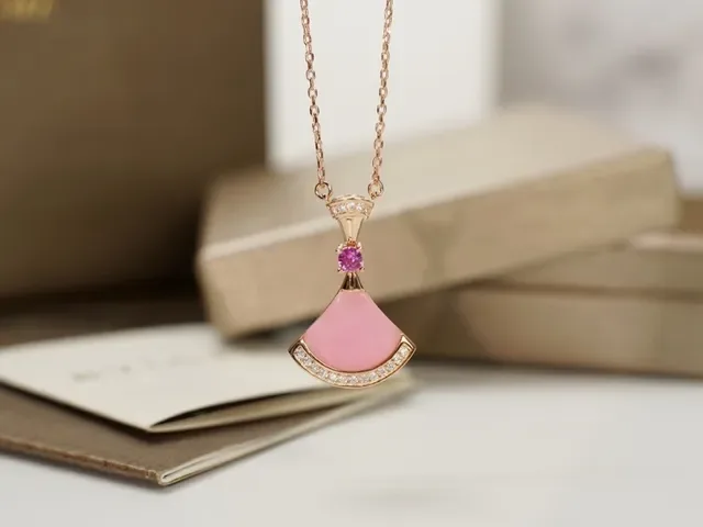 Pink Gold Fan-Shaped Pendant Metal Necklace 8