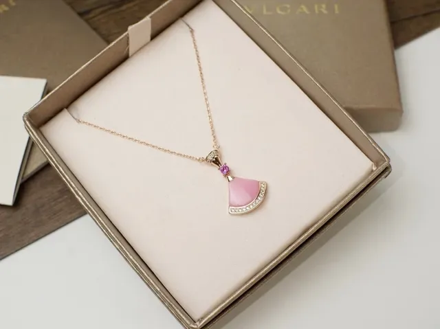 Pink Gold Fan-Shaped Pendant Metal Necklace 9