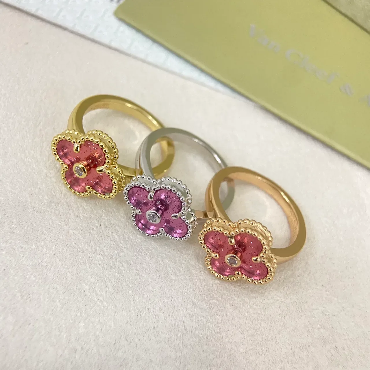 Anel de ouro rosa com motivo de flor de quatro pétalas e pétalas cheias de esmalte 2