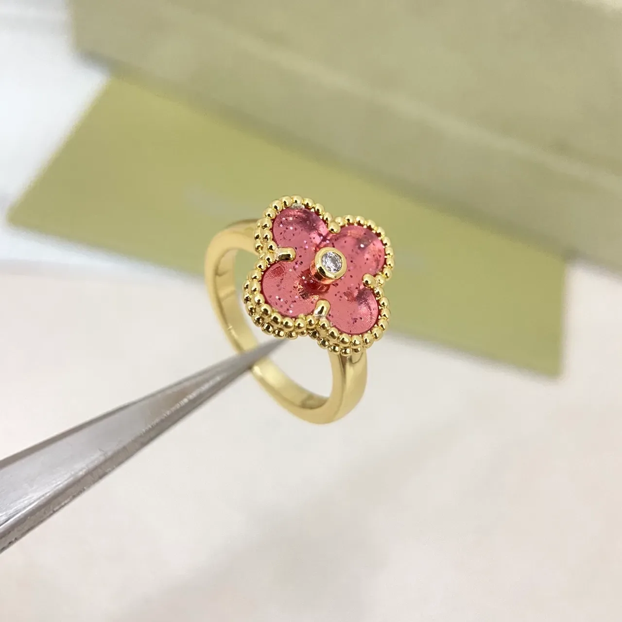 Anel de ouro rosa com motivo de flor de quatro pétalas e pétalas cheias de esmalte 4