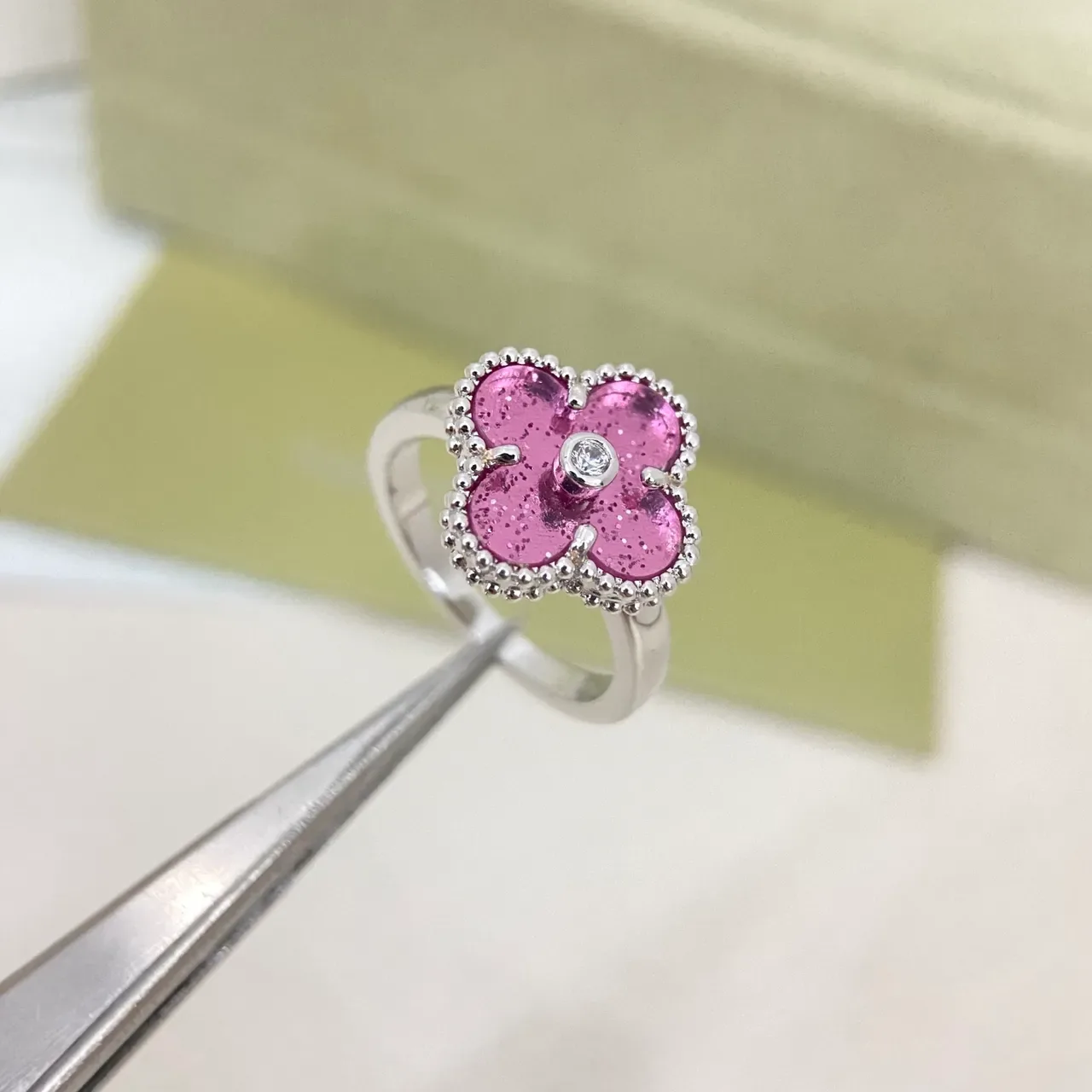 Anel de ouro rosa com motivo de flor de quatro pétalas e pétalas cheias de esmalte 5