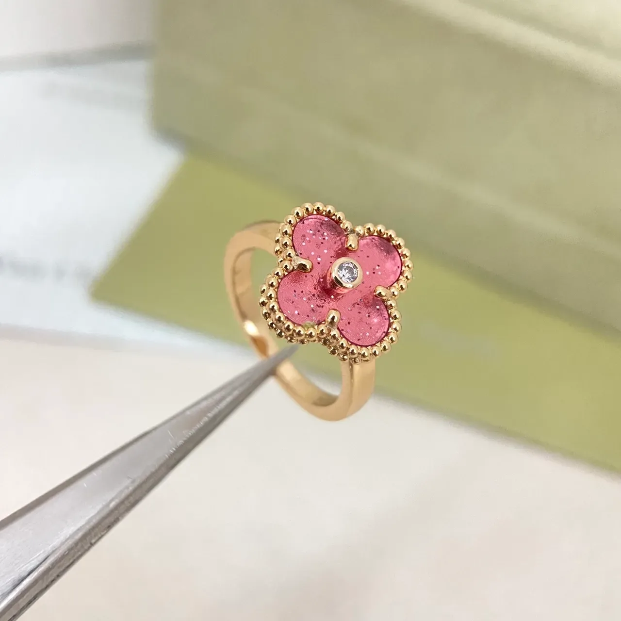 Anel de ouro rosa com motivo de flor de quatro pétalas e pétalas cheias de esmalte 6