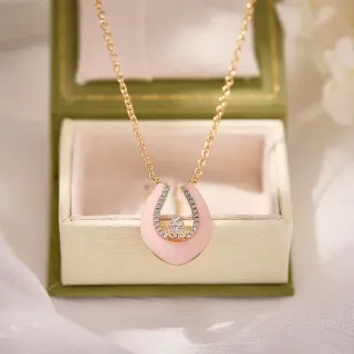 Collier avec pendentif en forme de fer à cheval en or rose émaillé