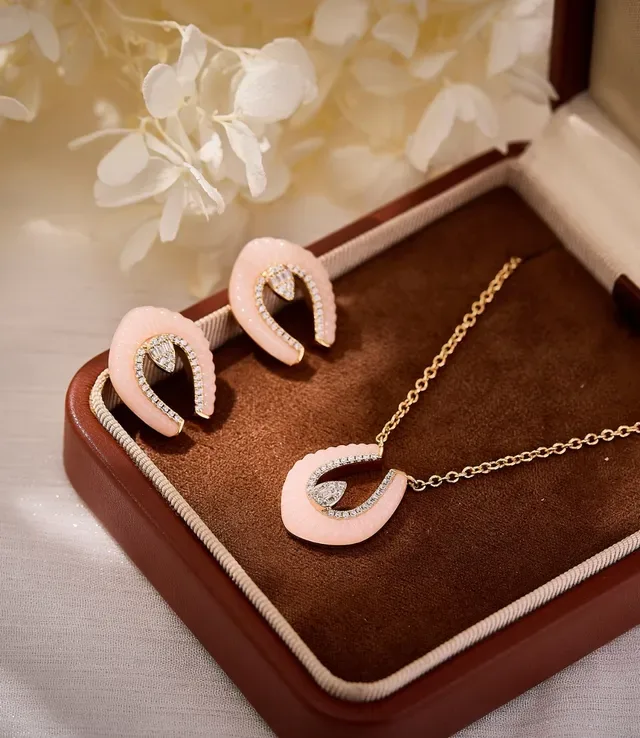 Pink Gold Horseshoe-Shaped Pendant Enamel Necklace 2