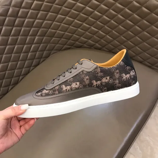 Printed Carriage Motif Two-Tone Gray Lifestyle Sneaker 3
