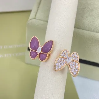 Brincos de metal com silhueta de borboleta roxa e dourada