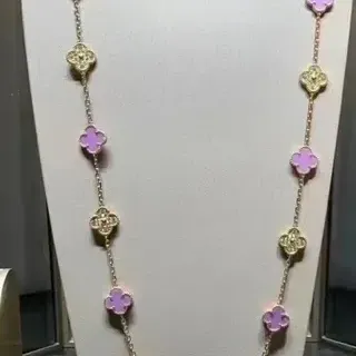 Collier chaîne or avec pendentifs trèfle alternants violet
