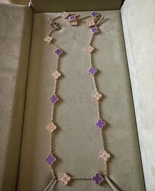Collier chaîne or avec pendentifs trèfle alternants violet 3