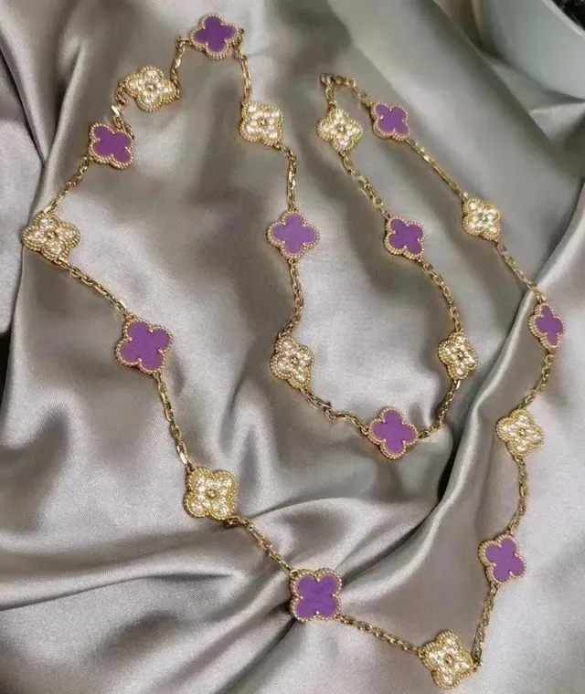 Collier chaîne or avec pendentifs trèfle alternants violet 5