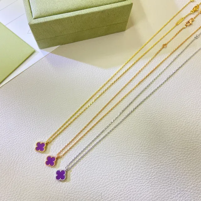 Collier pendentif trèfle violet or bord biseauté perlé 2