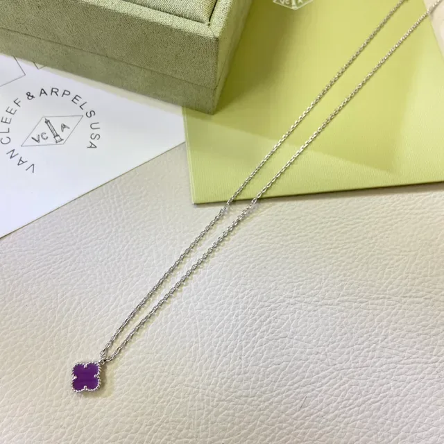 Collier pendentif trèfle violet or bord biseauté perlé 3