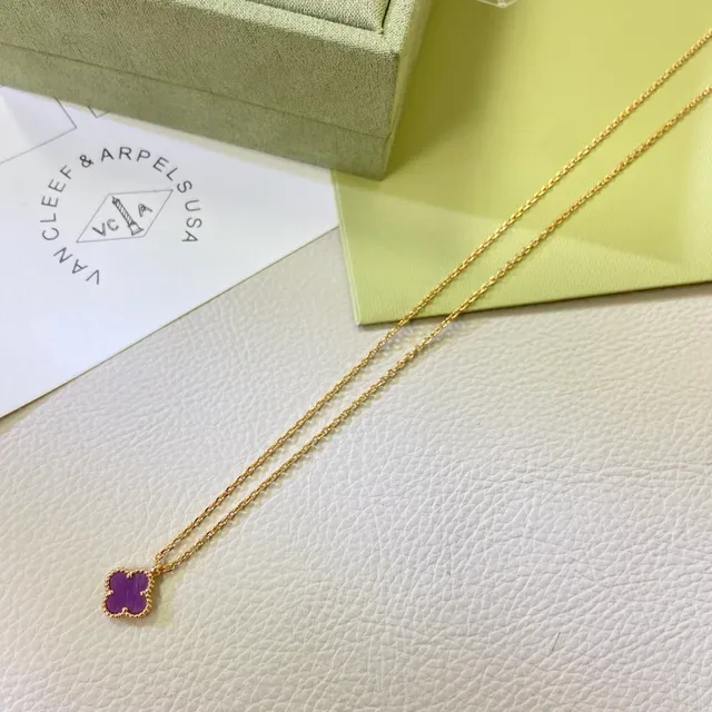 Collier pendentif trèfle violet or bord biseauté perlé 4