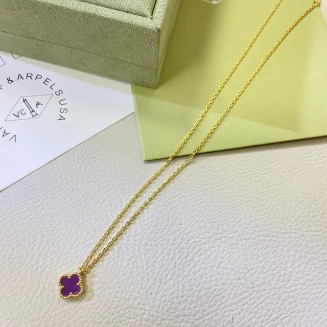 Collier pendentif trèfle violet or bord biseauté perlé 5