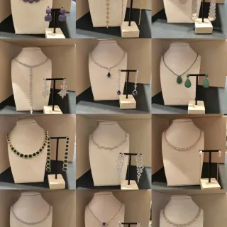 Collier de gemmes violettes avec coupe carrée facetée en argent avec configuration de pierres en grappe