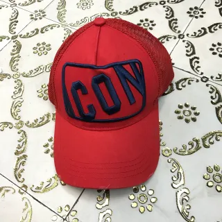 红色和海军蓝刺绣 'CON' 卡车司机棒球帽