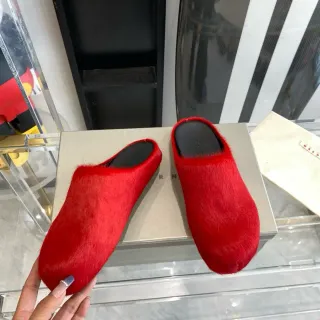 حذاء كاجوال أحمر أسود مع الجزء العلوي من فرو ناعم مثل الجلد مفتوح في الخلف slip-on
