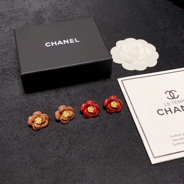 Red Floral Gold-Center Stud Earrings 2