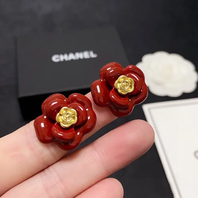 Red Floral Gold-Center Stud Earrings 3