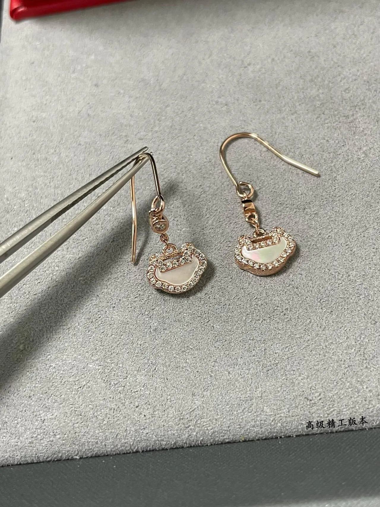 Brincos pendentif de cristal pavé com fivela de tom dourado rosa 7