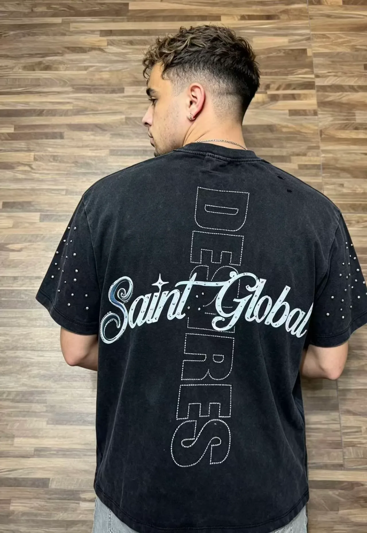 تيشيرت أوفرسايز Saint Tears جرافيك مزين بالراينستون 4