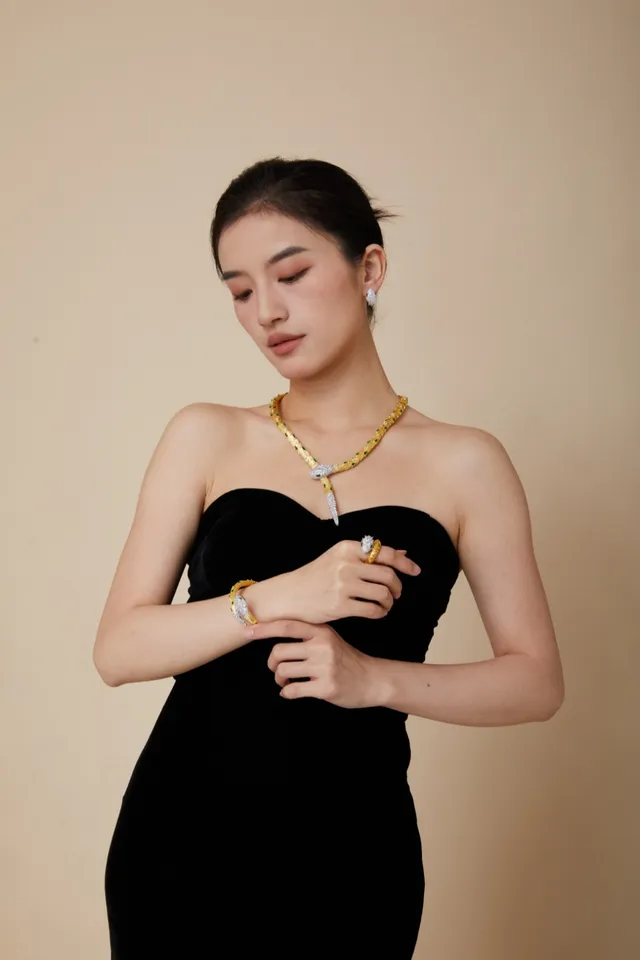 Serpent Motif Gold and Emerald Gem-Set Necklace 4