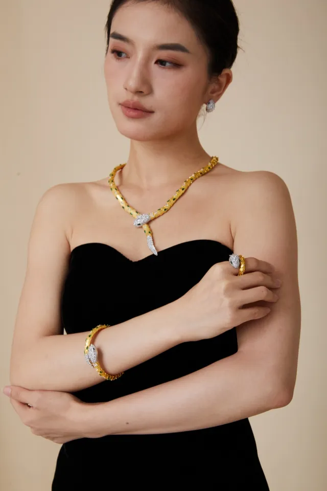 Serpent Motif Gold and Emerald Gem-Set Necklace 5