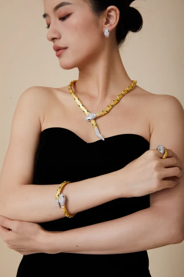 Serpent Motif Gold and Emerald Gem-Set Necklace 6