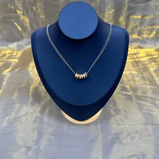 Collier Chaîne Argentée Bleue Pendentif Cinq Barils