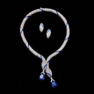 Collier argenté motif corde torsadée bleue pavé-set de pierres blanches