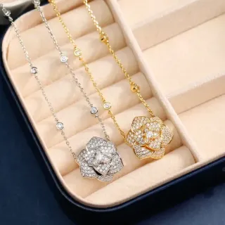 Collier pendentif floral en argent et or avec cristaux pavé