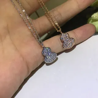 Collier avec pendentif en forme de gourde en argent et or pavé cristaux