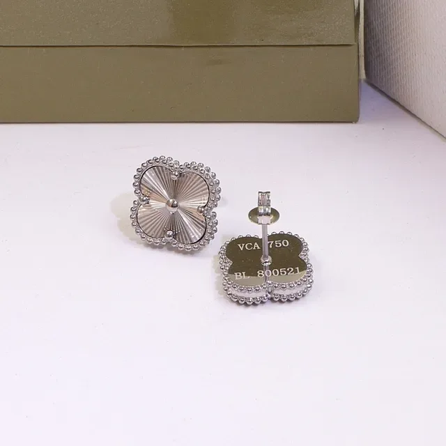 Boucles d'oreilles studs en argent et or avec bordure de perles et motif à quatre feuilles 2