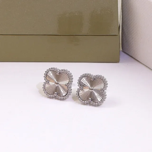 Boucles d'oreilles studs en argent et or avec bordure de perles et motif à quatre feuilles 3