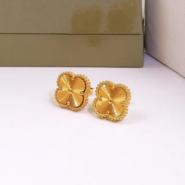 Boucles d'oreilles studs en argent et or avec bordure de perles et motif à quatre feuilles 4