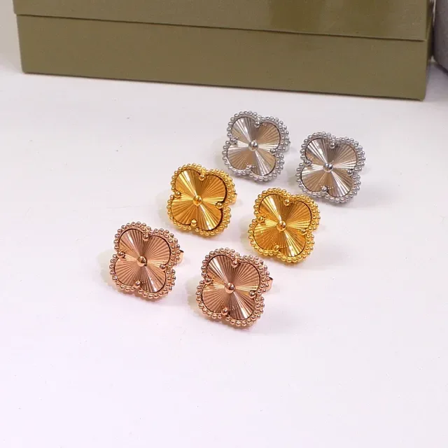 Boucles d'oreilles studs en argent et or avec bordure de perles et motif à quatre feuilles 6