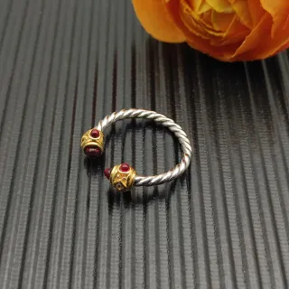 Joyeria de metal bicolor con banda de cuerda retorci da en plata y oro
