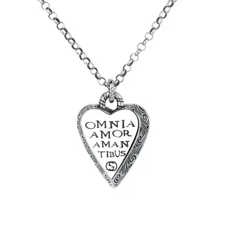 Collier avec pendentif en forme de cœur en argent gravé d'une inscription latine