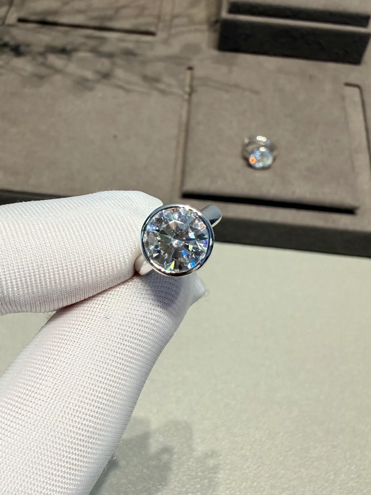 Bague en argent poli avec bezels ouverts à l'arrière 4