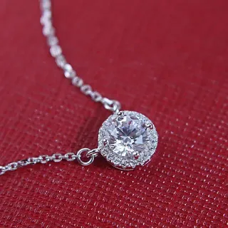 Collier pendentif solitaire à halo en ton argenté