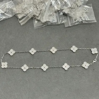 রূপালী টোন পেভে ক্লোভার মোটিফ চেইন নেকলেস