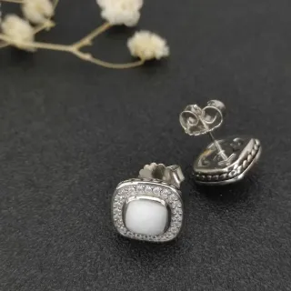 Brincos com pedras brancas quadradas em halo pavé