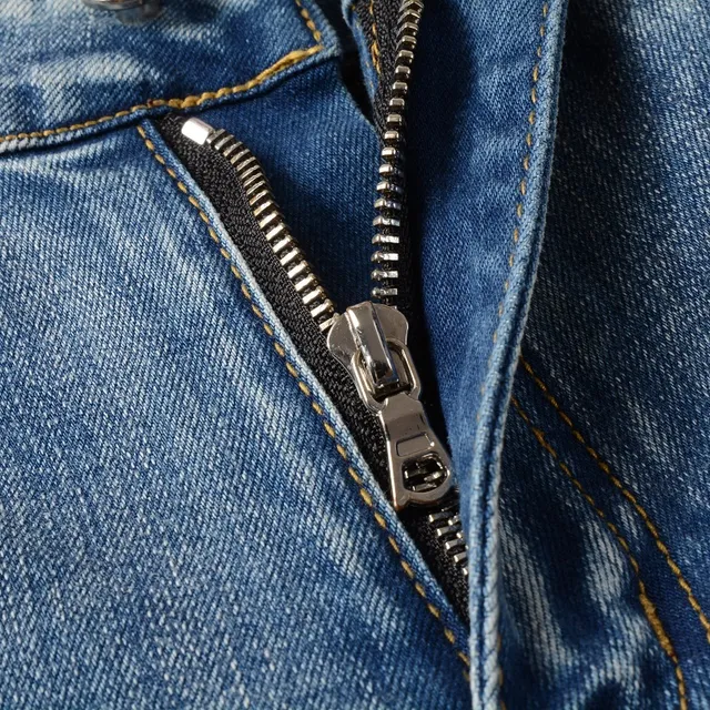 بناطيل جينز distressed light-wash slim-fit مطبوعة بنجمات 13