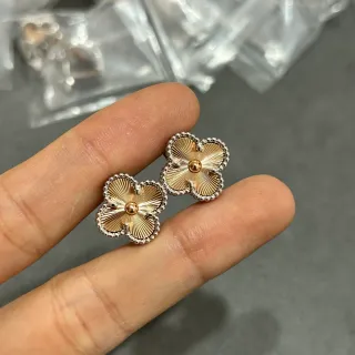 Brincos com flores de ouro e prata de dois tons