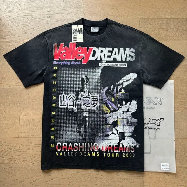 Camiseta Vale Valley Dreams Tour 2000 preta e vermelha de lavagem ácida desgastada com estampa gráfica em toda a frente 6