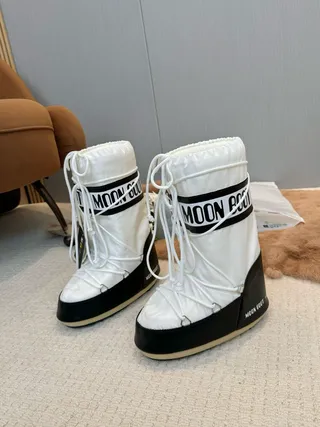 Botas de neve brancas e negras isoladas com cordão na caneleira 2