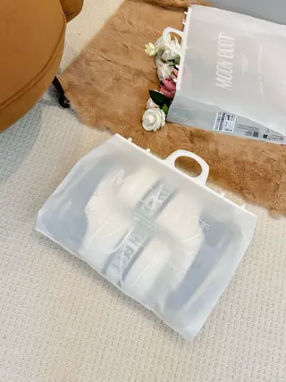 Botas de neve brancas e negras isoladas com cordão na caneleira 3