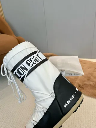 Botas de neve brancas e negras isoladas com cordão na caneleira 5