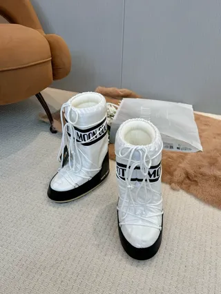 Botas de neve brancas e negras isoladas com cordão na caneleira 6
