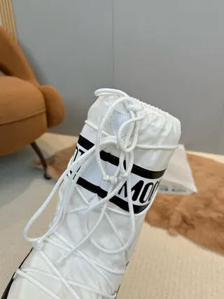 Botas de neve brancas e negras isoladas com cordão na caneleira 7
